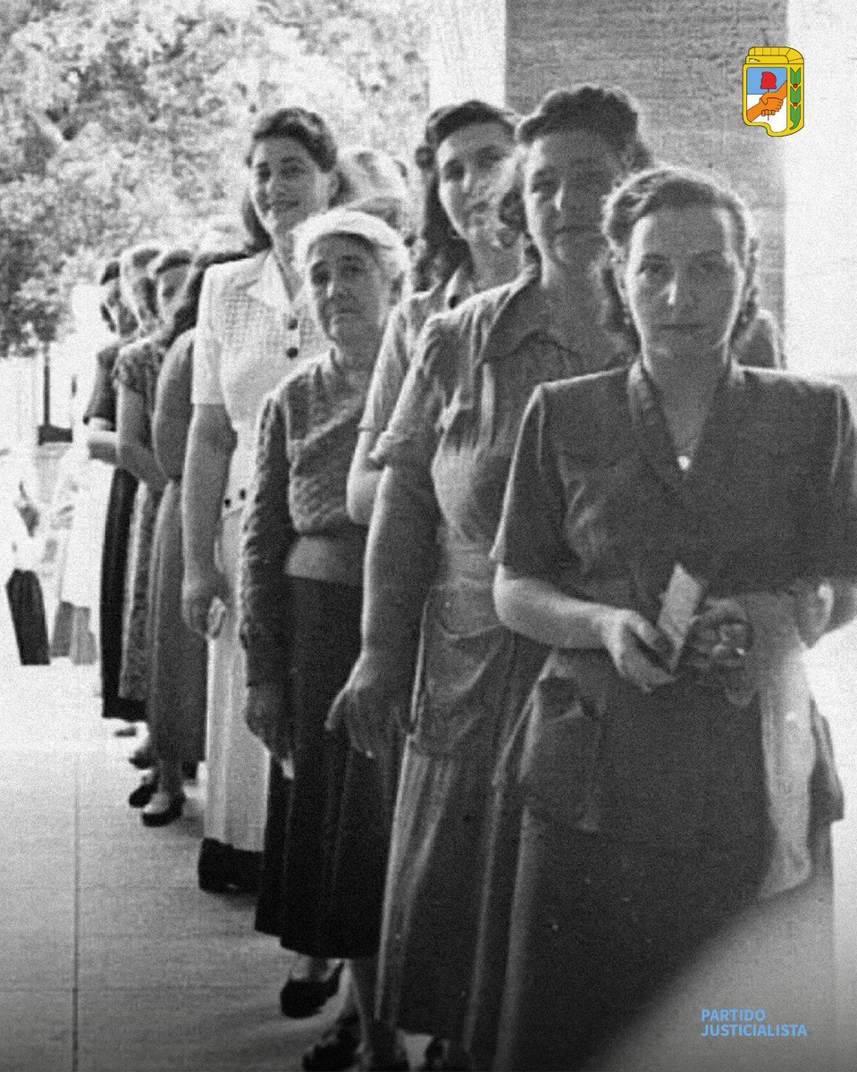 El 11 de noviembre de 1951 las mujeres argentinas votaron por primera vez, tras el reconocimiento de sus derechos políticos en la Ley de Voto Femenino, impulsada por Eva Perón y sancionada el 9 de septiembre de 1947. 

Más de 3,5 millones de mujeres fueron a las urnas de todo el