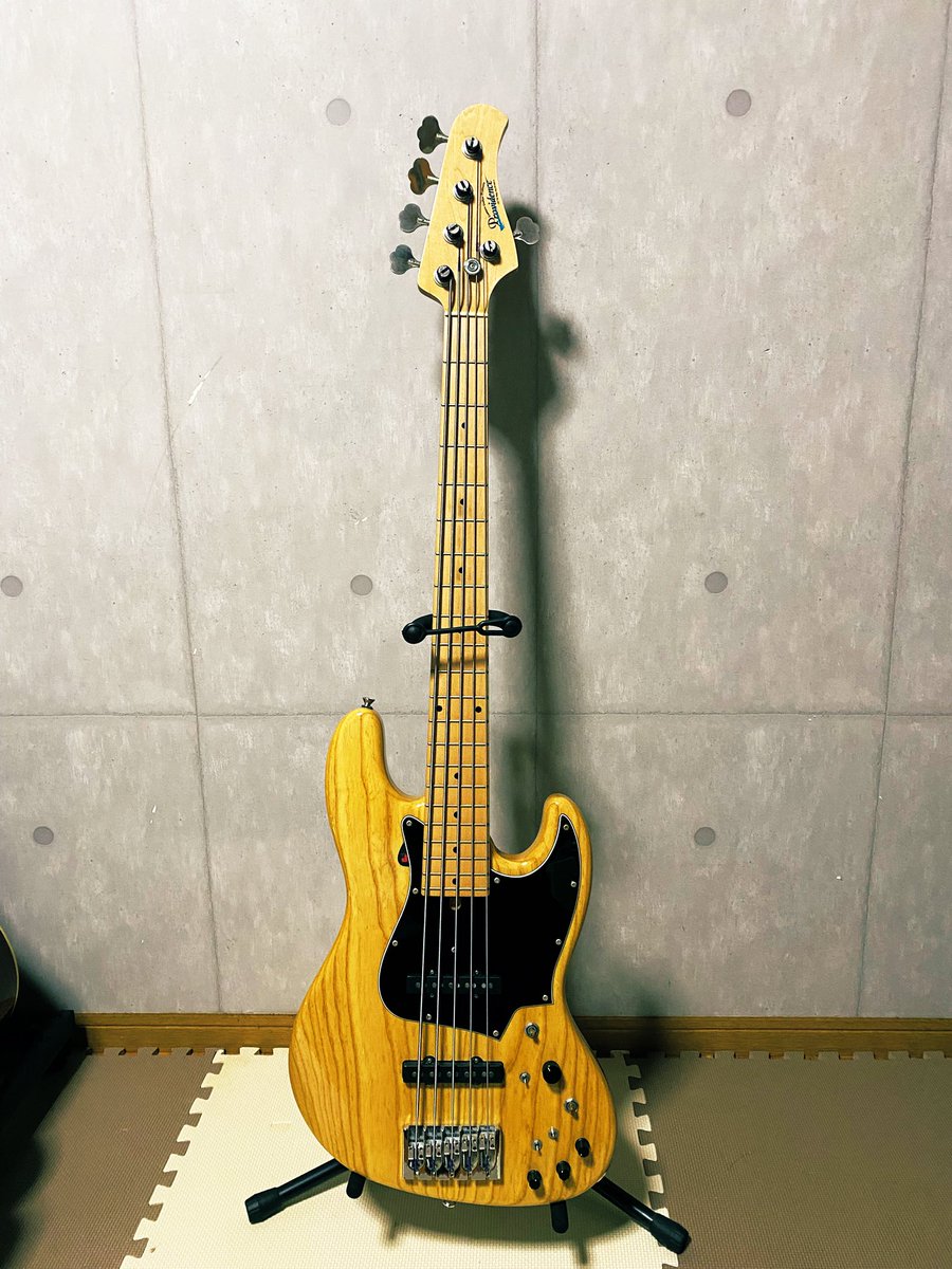 biske_df's tweet photo. #ベースの日 おめでとう！！！

今日はベーシストとして扱ってください！

Providence aRB-108M5

Guild B-240E

G&amp;L L-2000 tribute series

全ベーシストに幸あれ！
財布潤え！モテろ！！！ https://t.co/Ynr1RNrehQ