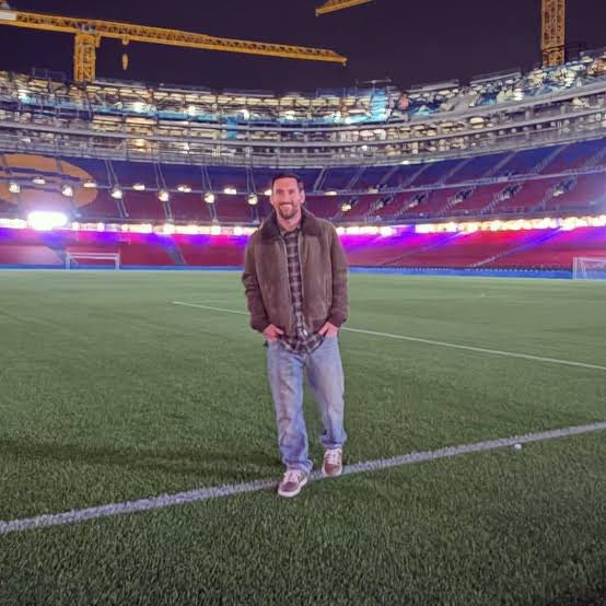 Messi makes me so emotional man, he came to visit the newly constructed Camp Nou, like he is no one. He asked the security if he could enter. He came here late in the night, with no fuzz, no media.

 Even barca dint know he had come. He went there like no one, clicked some blurry