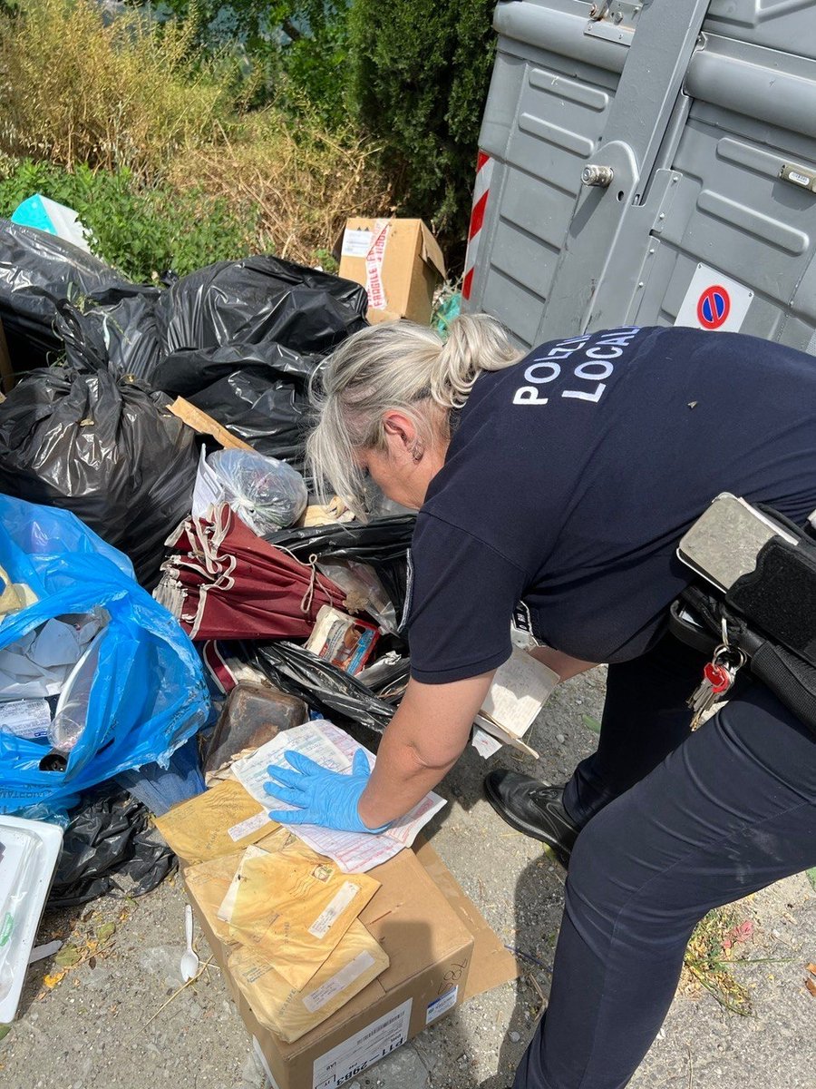 #ambiente Con l'entrata in vigore della legge 147/25, dal 8 ottobre 2025 lasciare #rifiuti accanto ai contenitori per la raccolta comporta l'applicazione di una sanzione di 1.000 euro. 💸 Non fatelo.