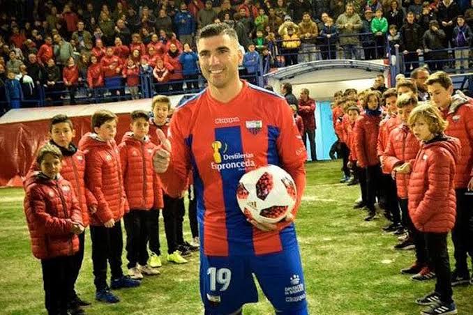 ramirezmaximodc's tweet image. Desde el cielo José Antonio Reyes verá a dos de sus equipos del corazón enfrentarse en la Copa del Rey.

El #SevillaFC viajará a tierras extremeñas para jugar contra el @CDExt1924, último equipo donde militó el eterno canterano de la carretera de Utrera.