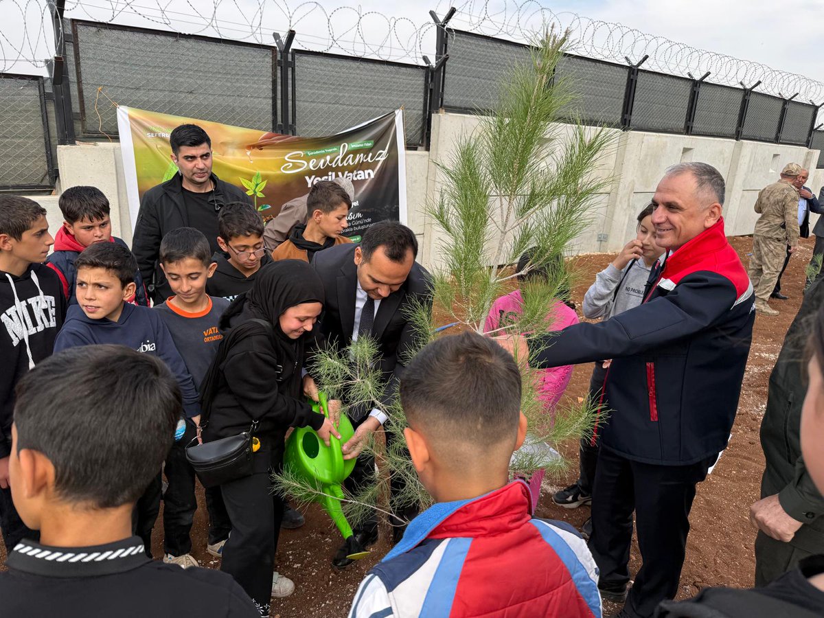 “11 Kasım Milli Ağaçlandırma Günü” münasebetiyle “Yeşil Vatan Seferberliği “ kapsamında “Fidan Dikim Etkinliği Programı düzenlendi.
<a href="/ibrahimyumakli/">İbrahim Yumaklı</a> <a href="/tuncay_akkoyun/">Tuncay Akkoyun</a> <a href="/TCTarim/">T.C. Tarım ve Orman Bakanlığı</a> <a href="/Mardiniltarim/">Mardin İl Tarım ve Orman  Müdürlüğü</a> <a href="/omerli_Kaymakam/">Ömerli Kaymakamlığı</a>