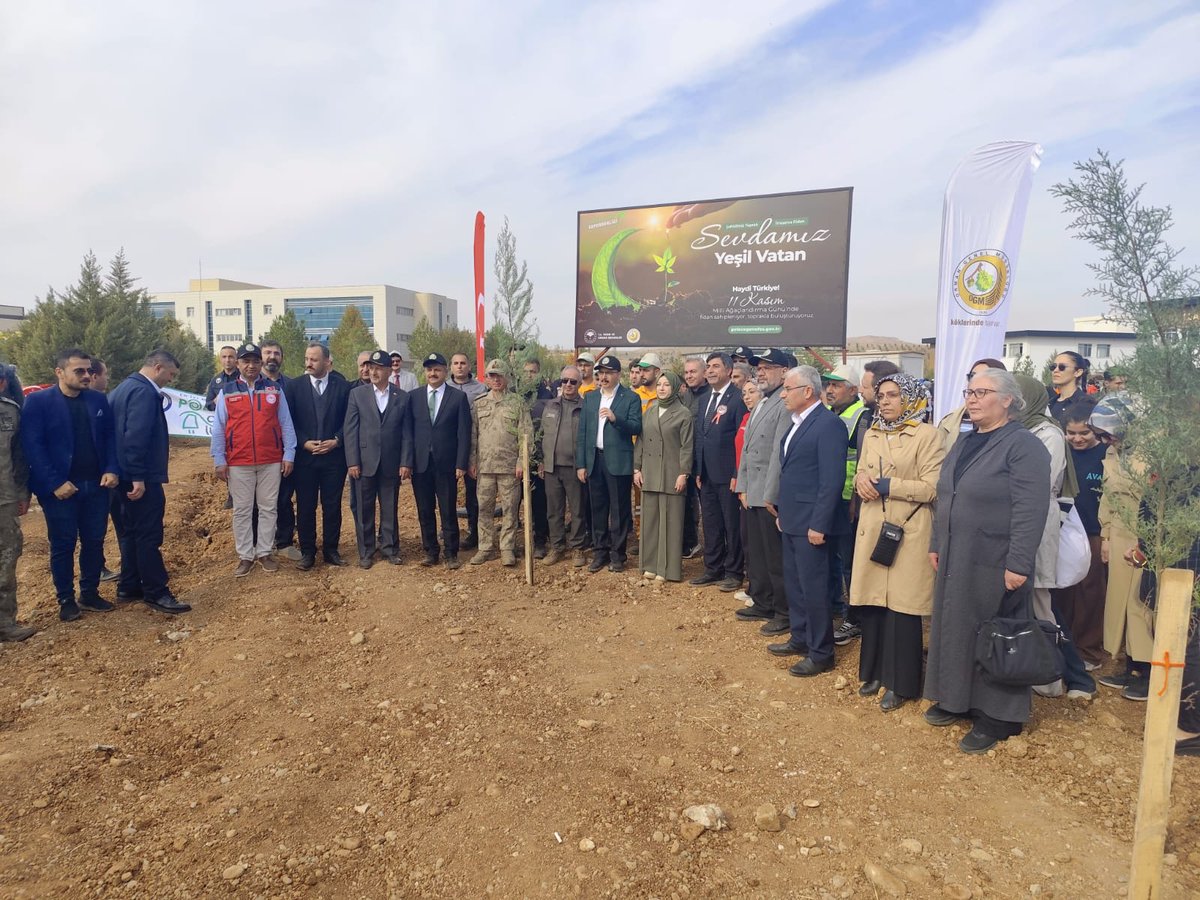 Ülkemizde Milli Ağaçlandırma Günü olarak ilan edilen 11 Kasımda  'Türkiye Yüzyılına Nefes,Geleceğe Nefes,İnsanlığa Nefes' olmak için Sevdamız Yeşil Vatan, Şahidimiz Toprak, İmzamız Fidan Haydi TÜRKİYE ! sloganıyla Siirt DKMP Müdürlüğümüzce fidanlarımızı toprakla buluşturduk.