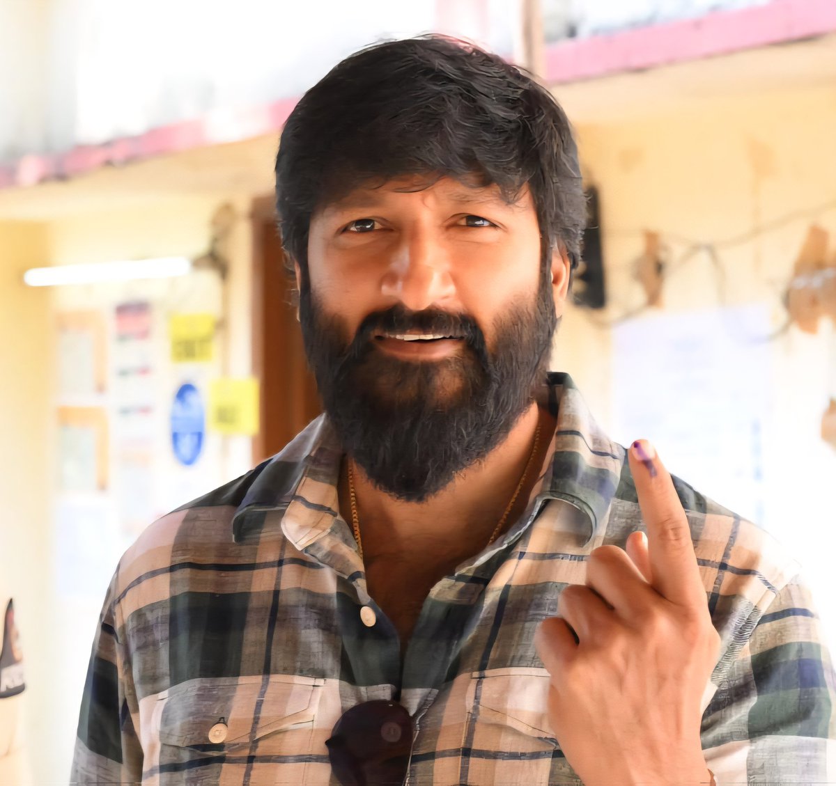Macho Star <a href="/YoursGopichand/">Gopichand</a> exercised his right to vote at the Srinagar Colony polling booth today. 

#Gopichand #JubileeHillsByElection #Hyderabad #TelanganaElections
