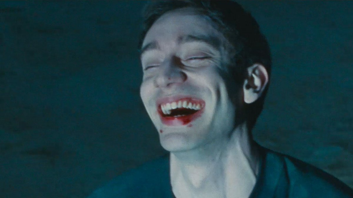 Прилипала - фанат попадает в тусовку певца и готов выслуживаться, лишь бы оставаться там.
Занятно про творчество через боль и фанатизм.
Но в конце ситуация патовая, а концовка в итоге счастливая. Ну ок.