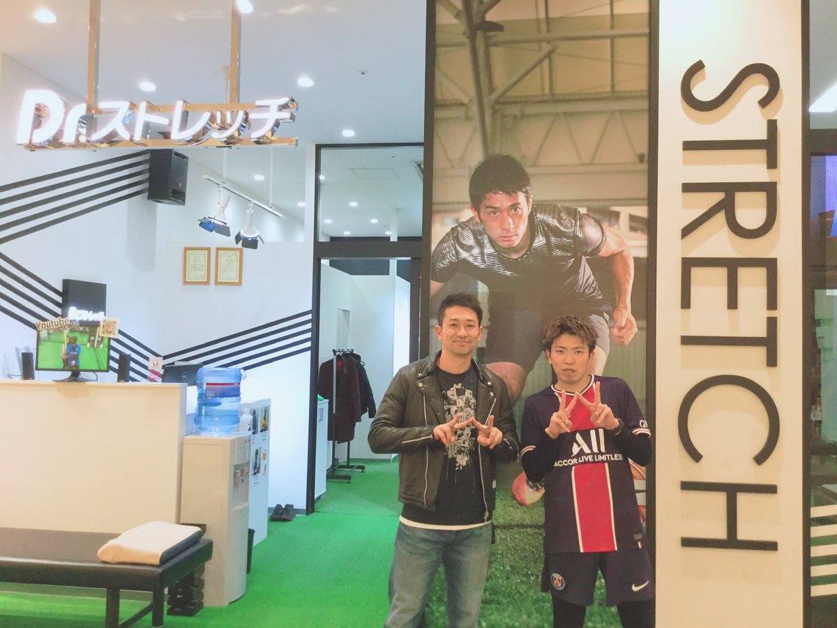www95279527's tweet photo. 株式会社LOOP
代表:玉田圭司さんが臨店してくださりました！！
『現状に満足しない』
『常に楽しむ』
この言葉に尽きる！！
まだまだやるよ〜💪💪
#写真撮り忘れた
#デビューして1週間のツーショト
#昔細かったな… https://t.co/IdjyIX7Zwk