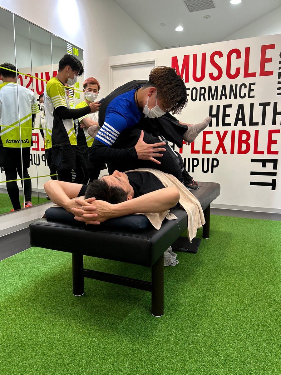 www95279527's tweet photo. 株式会社LOOP
代表:玉田圭司さんが臨店してくださりました！！
『現状に満足しない』
『常に楽しむ』
この言葉に尽きる！！
まだまだやるよ〜💪💪
#写真撮り忘れた
#デビューして1週間のツーショト
#昔細かったな… https://t.co/IdjyIX7Zwk