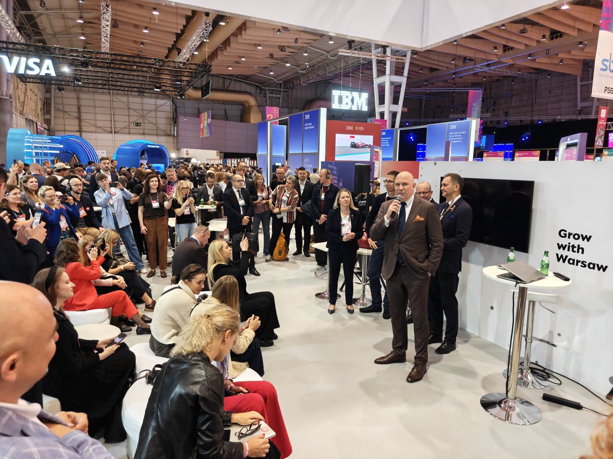 piotrmiecz's tweet photo. Dziś wystartowało narodowe stoisko Polski na #WebSummit. Razem z Magdą Jabłońską, tuż po otwarciu, przedstawiliśmy wiodące inicjatywy - TechPL oraz AI Poland.
Gratulacje dla @warszawa, @CYFRA_GOV_PL, @PAIH_pl za współdziałanie w zakresie promocji polskich technologii.
#GoPoland🇵🇱 https://t.co/oTxOM9QctO