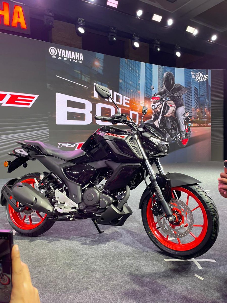 carandbike's tweet image. New addition to the FZ range with the FZ Rave. Gets the same underpinnings of the FZ-S platform. Launched at Rs 1.17 lakh, ex-showroom. Available in two colours. @India_Yamaha #calloftheblue