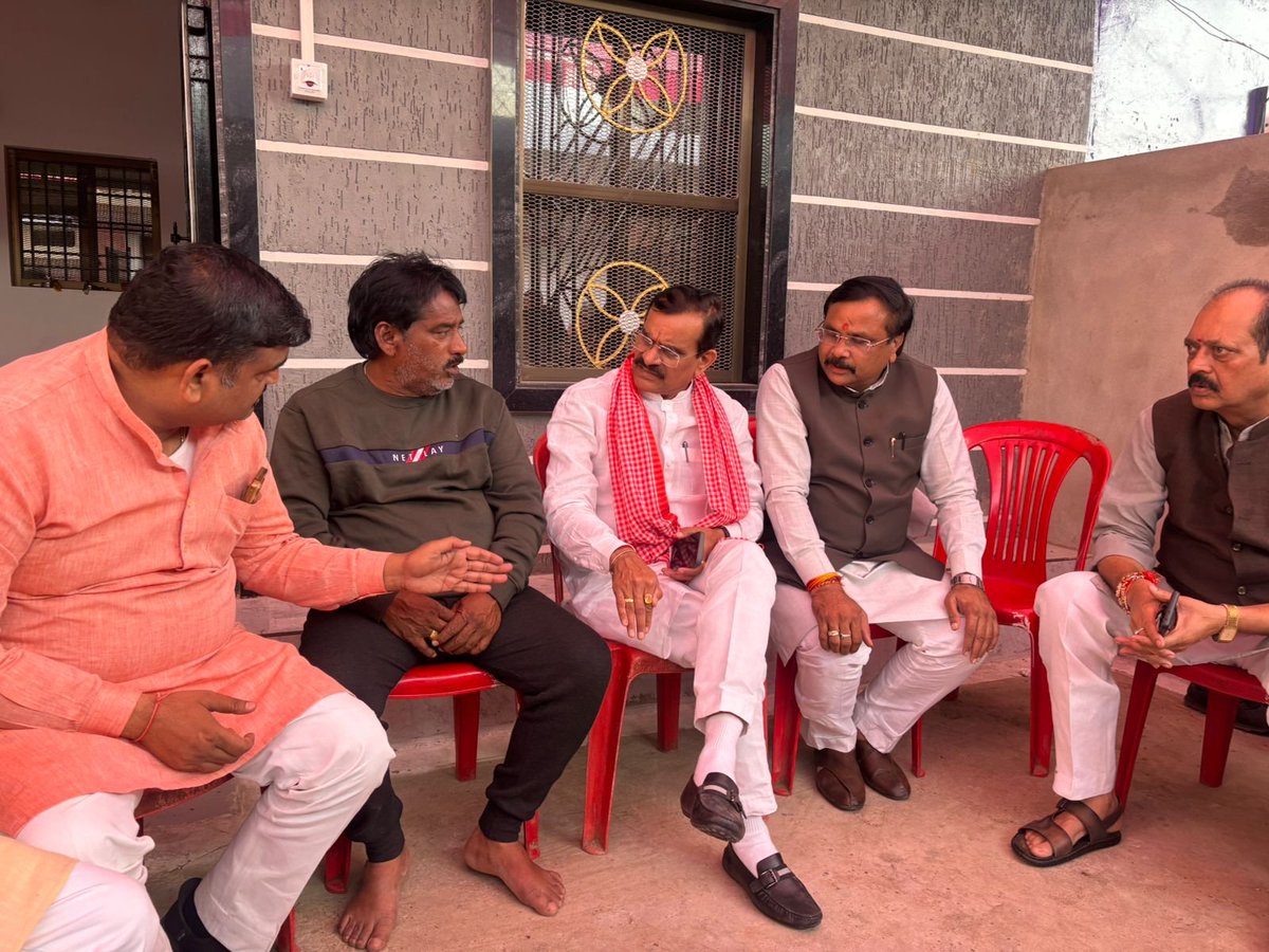 vdsharmabjp's tweet image. कटनी के बिलहरी मे सड़क हादसे में दिवंगत हुए भारतीय जनता युवा मोर्चा मंडल अध्यक्ष श्री प्रशांत नायक व श्री विकास तिवारी (विक्की) के निधन पर उनके निवास पहुंचकर श्रद्धांजलि दी और उनके परिजनों से शोक संवेदना व्यक्त की।

ईश्वर से प्रार्थना है कि दिवंगतों की आत्मा को शांति प्रदान करें।