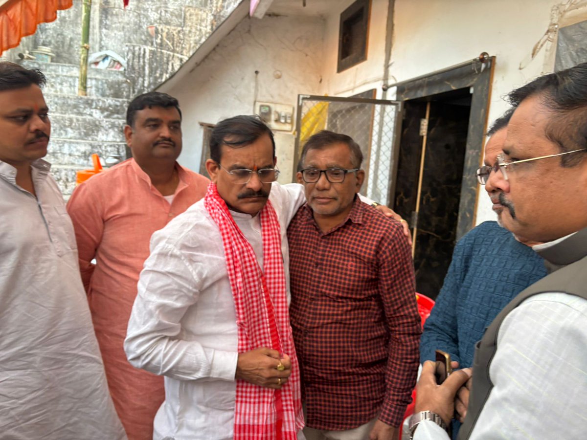 vdsharmabjp's tweet image. कटनी के बिलहरी मे सड़क हादसे में दिवंगत हुए भारतीय जनता युवा मोर्चा मंडल अध्यक्ष श्री प्रशांत नायक व श्री विकास तिवारी (विक्की) के निधन पर उनके निवास पहुंचकर श्रद्धांजलि दी और उनके परिजनों से शोक संवेदना व्यक्त की।

ईश्वर से प्रार्थना है कि दिवंगतों की आत्मा को शांति प्रदान करें।