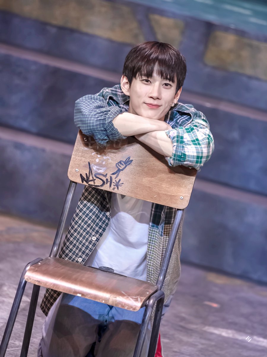 liebe__pic's tweet photo. 251111 밤 타조소년들
커튼콜                  

블레이크 *‧₊˚ #김서환 배우님 https://t.co/G8eG4Hy9Py