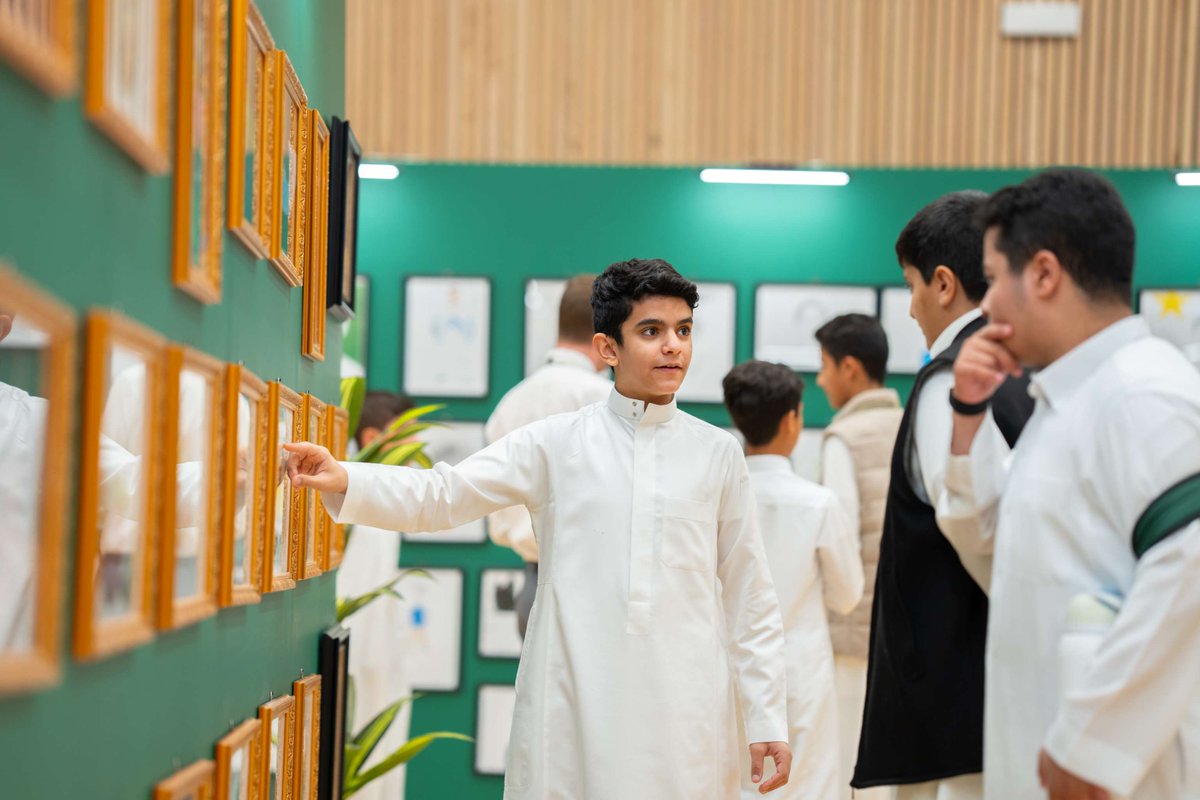 أبدع طلاب الصفوف من الرابع إلى الثامن في مدارس البنين بأعمال فنية تشع بالأفكار والخيال الإبداعي، لتذكّرنا بأن الأعمال الفنية تصنع المتعلم الواثق والمفكّر العميق. 🎨 #مدارس_مسك