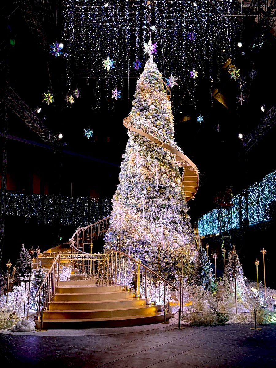 overidge_inc's tweet photo. ＼こんばんは／

新宿住友ビルのクリスマスツリーです🎄

毎年違ったツリーを展示していて
密かに楽しみにしていました✨

今年は螺旋階段を纏ったツリー🎅❗️
いつのまにかこんな季節ですね〜🪅

#クリスマスツリーに癒される
#帰り道の風景 https://t.co/O2UfwOwtAh