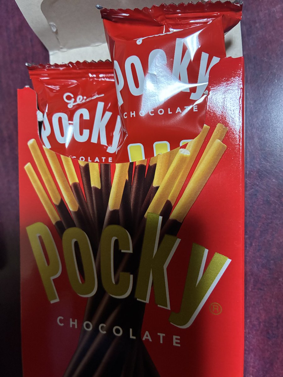 ポッキーの日は30分ほど過ぎたけれど、せっかく買って来たのでポッキー食べました✨