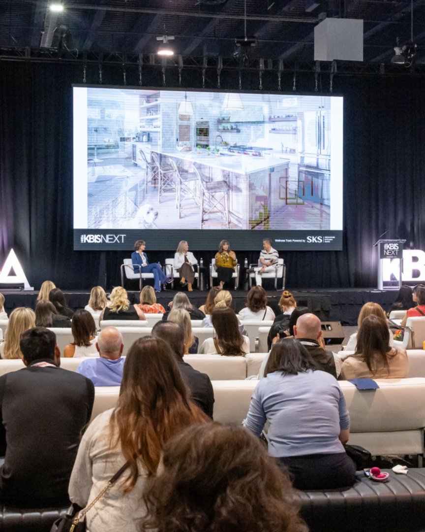 KBIS's tweet image. South Hall = nonstop energy ⚡

From trendsetting talks on NEXTStage to networking at @theNKBA Booth, this is where innovation takes the mic. Explore brands like @NatureKast, Hoodsly and more bringing fresh ideas to #KBIS2026.

🔗 kbis.com/show/south-hal… 

📸 Emerald/KBIS