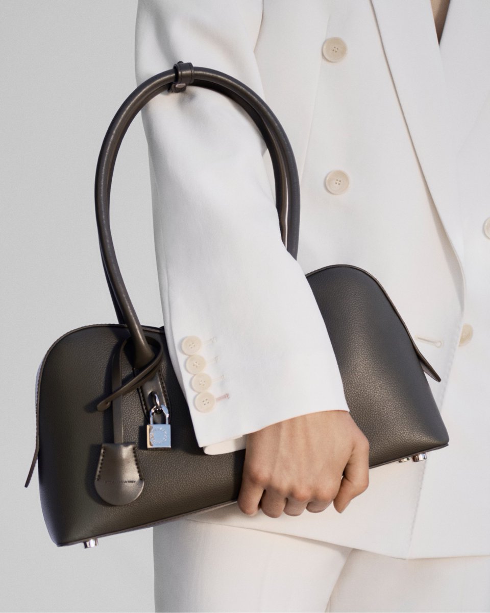 StellaMcCartney's tweet image. The Ryder bag is inspired by our equestrian codes and is vegan down to the glue. Every year, 1 billion animals are killed for leather, including horses. We never harm any.​

Shop the Ryder in-store and at stella-mccartney.visitlink.me/OKeyxq

#StellaMcCartney #CrueltyFree #Vegan