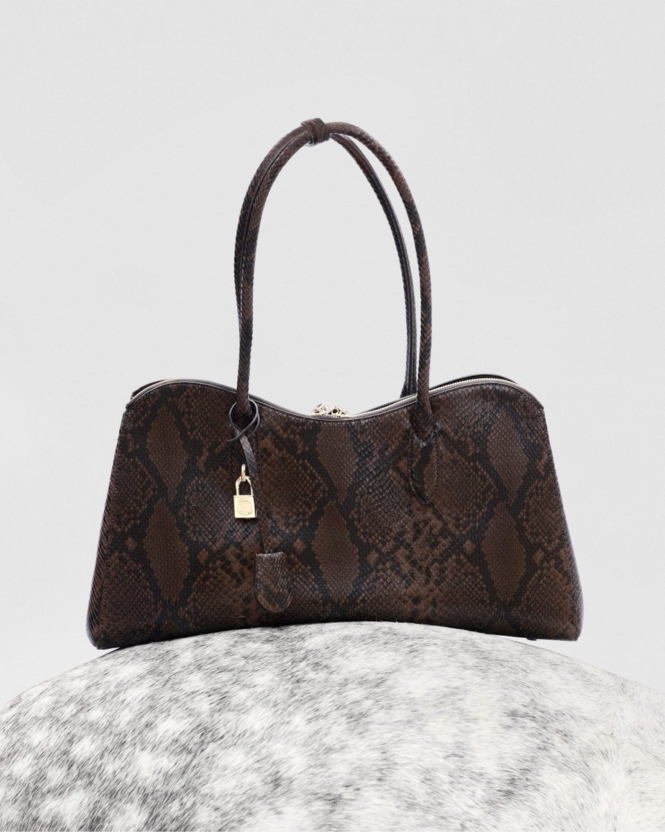 StellaMcCartney's tweet image. The Ryder bag is inspired by our equestrian codes and is vegan down to the glue. Every year, 1 billion animals are killed for leather, including horses. We never harm any.​

Shop the Ryder in-store and at stella-mccartney.visitlink.me/OKeyxq

#StellaMcCartney #CrueltyFree #Vegan