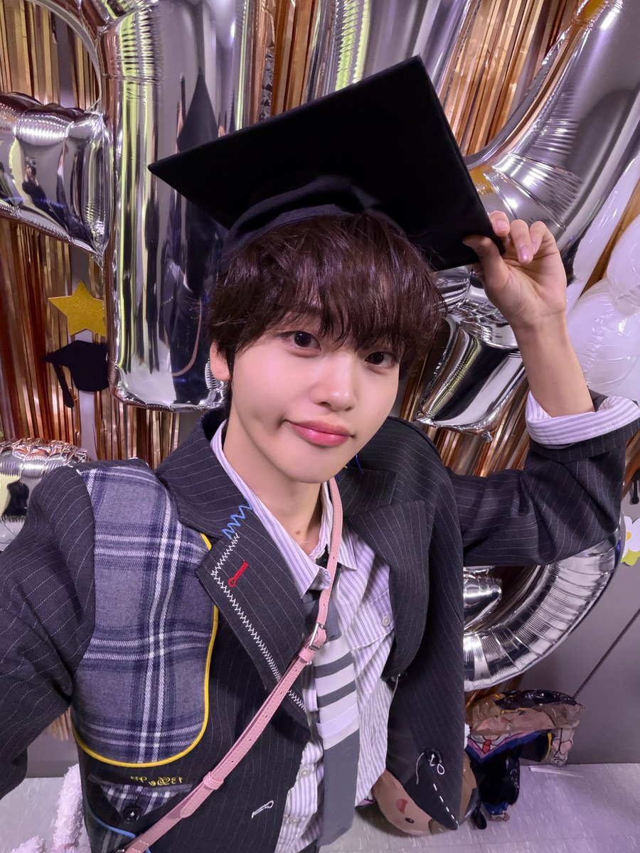 정말 너무나 많은 걸 배운 더쇼
더쇼에서 많은 사랑받아서 행복한 화요일을 보낼 수 있었던 것 같아요
받은 사랑으로 더 멋진 형준 크래비티가 될게요
많은 아티스트를 만나 소개할 수 있어 큰 영광이었습니다
정말로 감사했습니다😍
2년동안 응원해 준 러비티도 너무 고마워요🥰
더쇼 사랑해🫶엔프즈