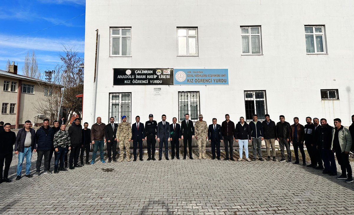Kaymakamımız Süleyman BAKAN Güvenlik Korucuları ile bir araya geldi.
Kaymakamımıza Kamu Kurum ve Kuruluşlarımızın Amirleri eşlik etti
Güvenlik Korucularımıza, Devletimize ve Milletimize hizmet yolunda üstün başarılar dileriz.