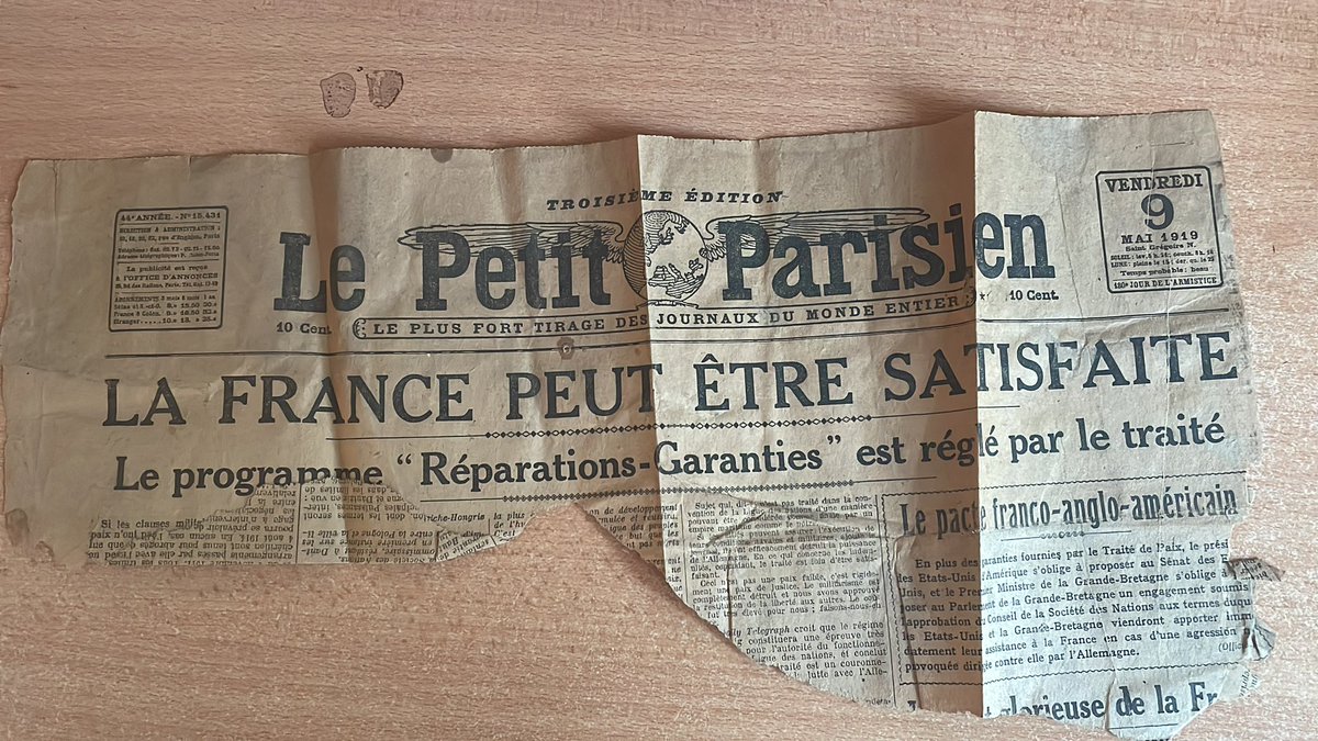 Ce titre du „Petit Parisien“ retrouvé plié en fond de coiffe d‘un casque de poilu de 14…