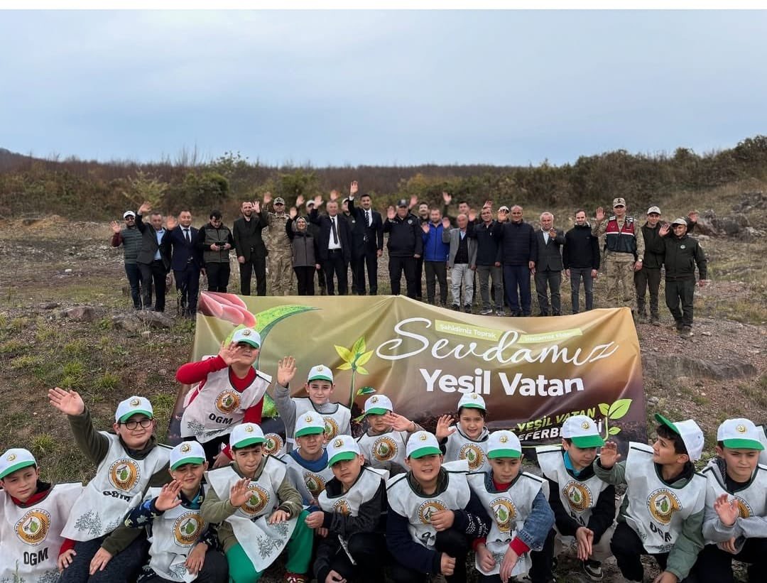 11 Kasım Milli Ağaçlandırma Günü kapsamında, Alanbaşı Mahallesi’nde bulunan eski taş ocağında fidan dikim etkinliği gerçekleştirilmiştir. Kaymakamımız Sayın Halil İbrahim AKIN, Belediye Başkanımız Sn. Bülent GÜNEY, kurum amirleri ve Kur’an kursu öğrencileri katılım sağlamıştır.