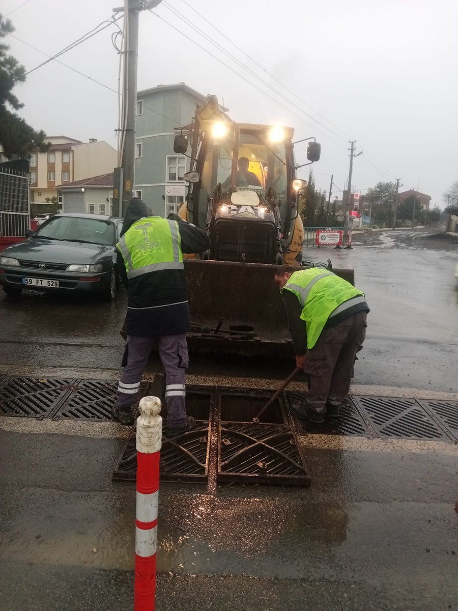 Tekirdağ genelinde etkili olan yoğun yağışlarda, Tekirdağ Büyükşehir Belediyesi ve TESKİ ekiplerimiz olası olumsuzluklara karşı sahada var gücüyle çalışıyor. ⛈️

Hemşehrilerimizin güvenliği için su birikintilerine, taşkın riskine ve altyapı sistemlerimize anında müdahale eden