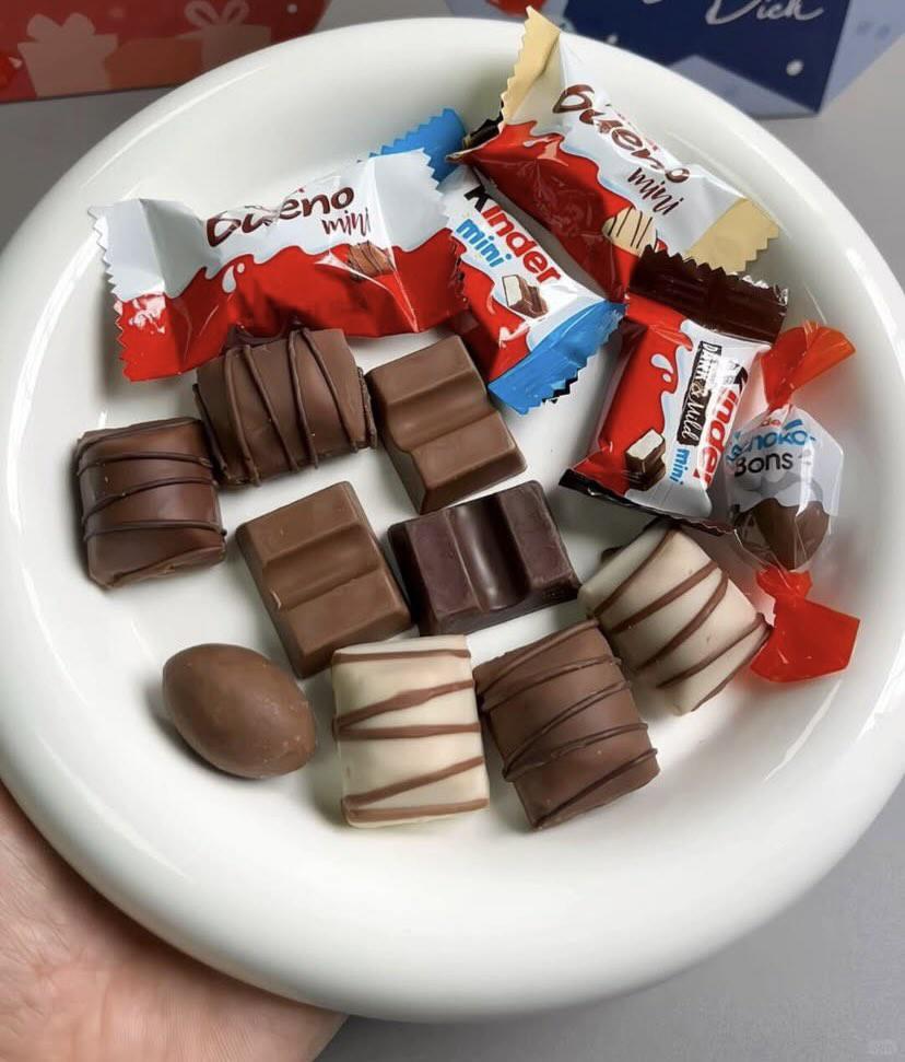 needyka's tweet image. gente, a kinder simplesmente decidiu acabar com a concorrência e lançou uma caixa com TODOS os chocolates clássicos juntos 😭🫶🏻