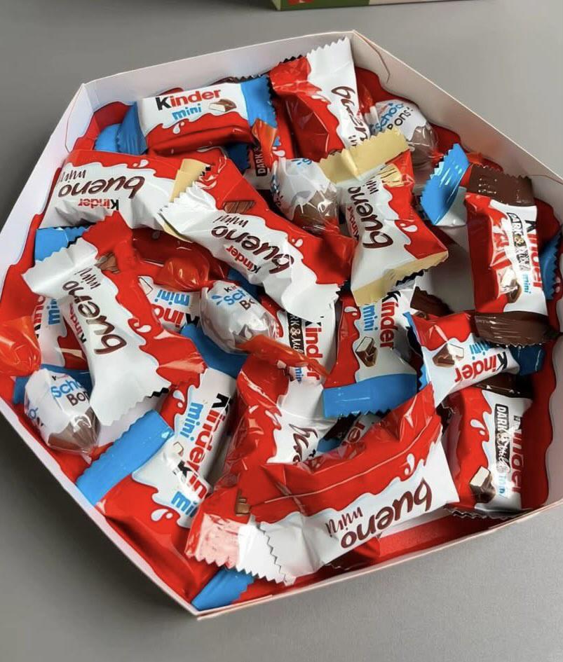 needyka's tweet image. gente, a kinder simplesmente decidiu acabar com a concorrência e lançou uma caixa com TODOS os chocolates clássicos juntos 😭🫶🏻