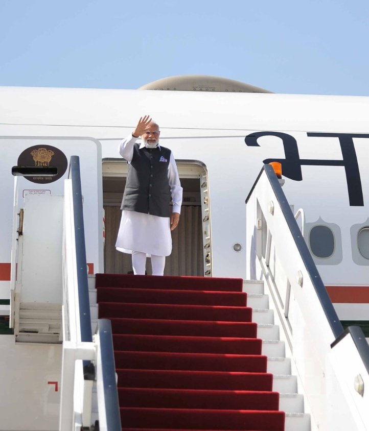 Ayesha786Majid's tweet photo. इतिहास याद रखेगा 👇

जब जब देश को मोदी जी की ज़रूरत पड़ी, तब तब वह विदेश दौरे पर निकल पड़े !😪 https://t.co/4SBFD19SWM