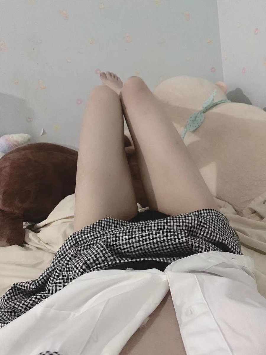 cc15_88's tweet photo. 颱風天穿制服騷一下😍😍
有人想看制服版的影片嗎😜
轉發我抽一個轉發的人約會❤️
#啟英高中 #約會 #推薦 #腿控福利 https://t.co/mExgQhILcF