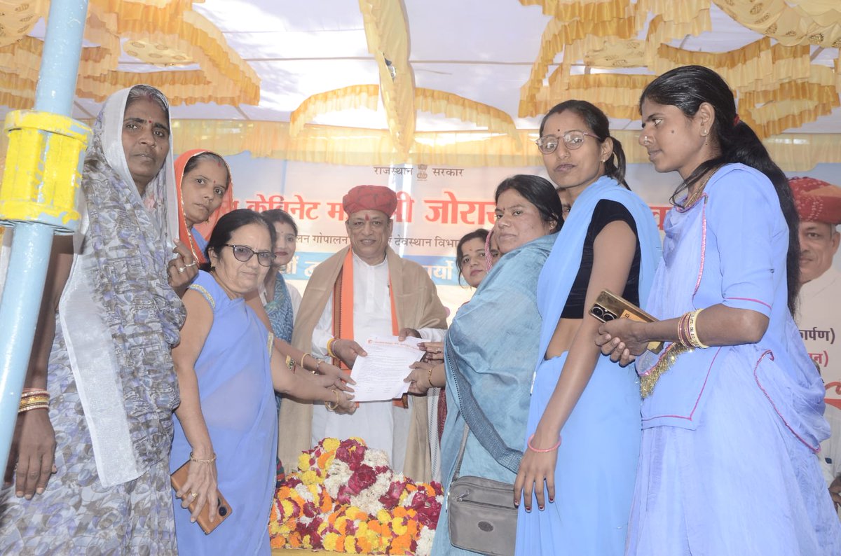 कैबिनेट मंत्री श्री जोराराम कुमावत ने किया 8 सीसी सड़कों का लोकार्पण

स्थानीय लोगों को आवागमन की मिलेगी बेहतर सुविधा 

dipr.rajasthan.gov.in/press-release-…