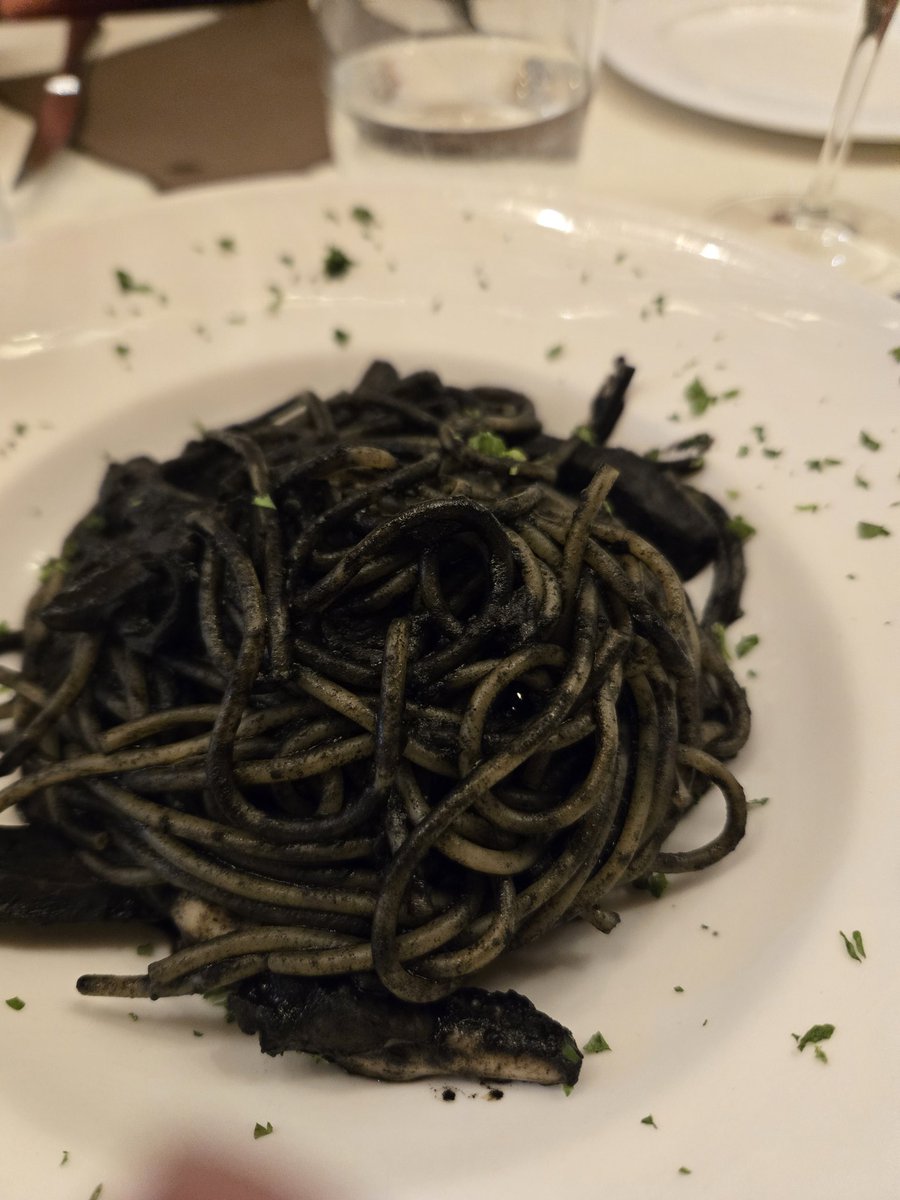 brain_0kb's tweet photo. イカスミパスタ、タコのマリネ、ピザ。
まじでイタリアの飯センス良い https://t.co/0f2X8YXQkm