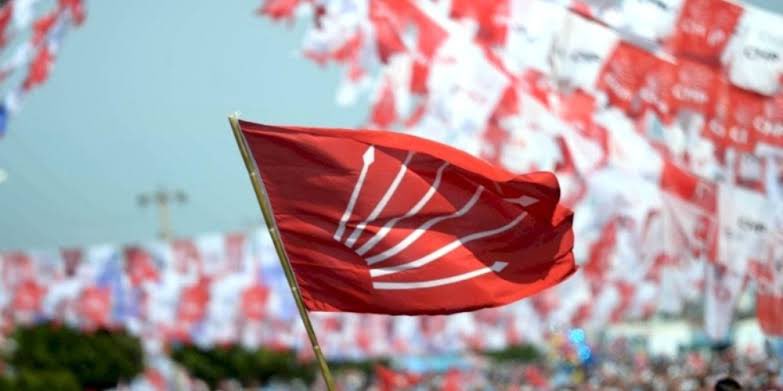 CUMHURİYET HALK PARTİSİ bize Ulu Önderimiz Mustafa Kemal'den miras evimiz, BABA OCAĞIMIZDIR.
Savaş meydanlarında kurulan partimiz Cumhuriyetimizin teminatıdır. Masa başı oyunlarınıza alet etmeyiz.
Elinizden geleni ardınıza koymayın HALEP ORADAYSA ARŞIN BURADADIR !