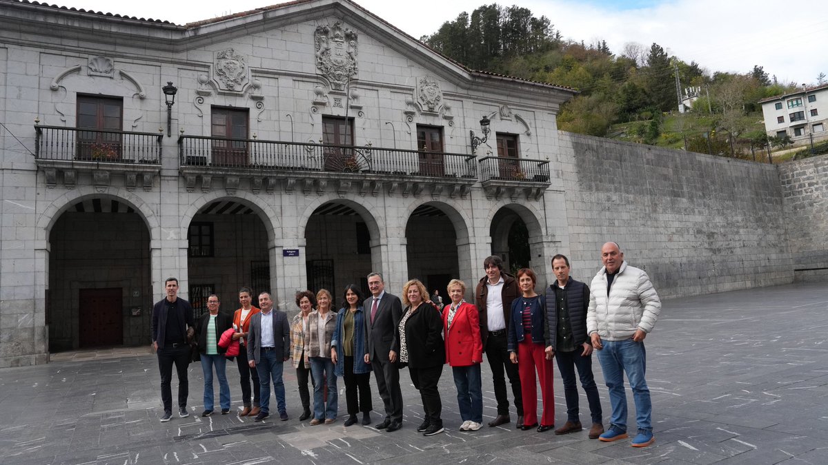 AITOR_ESTEBAN's tweet photo. Azken egunotan Debabarrenan izan gara, Gipuzkoako eskualde euskaldun, industrial eta oso berritzaile batean. Eibar, Elgoibar, Soraluze, Mutriku eta Deban hainbat eragile ezberdinekin bildu gara, eta DANOBAT eta BRONYMEC puntako enpresak bertatik-bertara ezagutzeko aukera ere izan dugu.

Me llevo tres certezas de Debabarrena: que tenemos un tejido industrial del que sentirnos orgullosos; que hay cierta preocupación por el relevo generacional o la desindustrialización; y que hay una enorme energía y ganas de seguir haciendo país desde el taller, la PYME o el aula.

Errotutako industriarekiko konpromisoa berretsi nahi dugu, hori herrigintzan aurrera egiteko tresna baita. Horretarako, entzuten, ulertzen eta ekiten izango gaituzue!