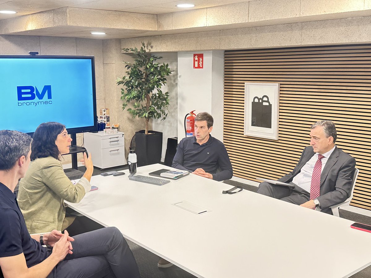 AITOR_ESTEBAN's tweet photo. Azken egunotan Debabarrenan izan gara, Gipuzkoako eskualde euskaldun, industrial eta oso berritzaile batean. Eibar, Elgoibar, Soraluze, Mutriku eta Deban hainbat eragile ezberdinekin bildu gara, eta DANOBAT eta BRONYMEC puntako enpresak bertatik-bertara ezagutzeko aukera ere izan dugu.

Me llevo tres certezas de Debabarrena: que tenemos un tejido industrial del que sentirnos orgullosos; que hay cierta preocupación por el relevo generacional o la desindustrialización; y que hay una enorme energía y ganas de seguir haciendo país desde el taller, la PYME o el aula.

Errotutako industriarekiko konpromisoa berretsi nahi dugu, hori herrigintzan aurrera egiteko tresna baita. Horretarako, entzuten, ulertzen eta ekiten izango gaituzue!