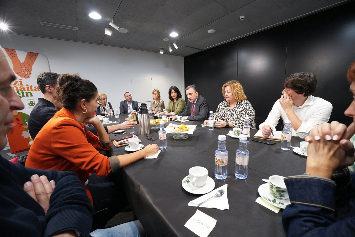 AITOR_ESTEBAN's tweet photo. Azken egunotan Debabarrenan izan gara, Gipuzkoako eskualde euskaldun, industrial eta oso berritzaile batean. Eibar, Elgoibar, Soraluze, Mutriku eta Deban hainbat eragile ezberdinekin bildu gara, eta DANOBAT eta BRONYMEC puntako enpresak bertatik-bertara ezagutzeko aukera ere izan dugu.

Me llevo tres certezas de Debabarrena: que tenemos un tejido industrial del que sentirnos orgullosos; que hay cierta preocupación por el relevo generacional o la desindustrialización; y que hay una enorme energía y ganas de seguir haciendo país desde el taller, la PYME o el aula.

Errotutako industriarekiko konpromisoa berretsi nahi dugu, hori herrigintzan aurrera egiteko tresna baita. Horretarako, entzuten, ulertzen eta ekiten izango gaituzue!