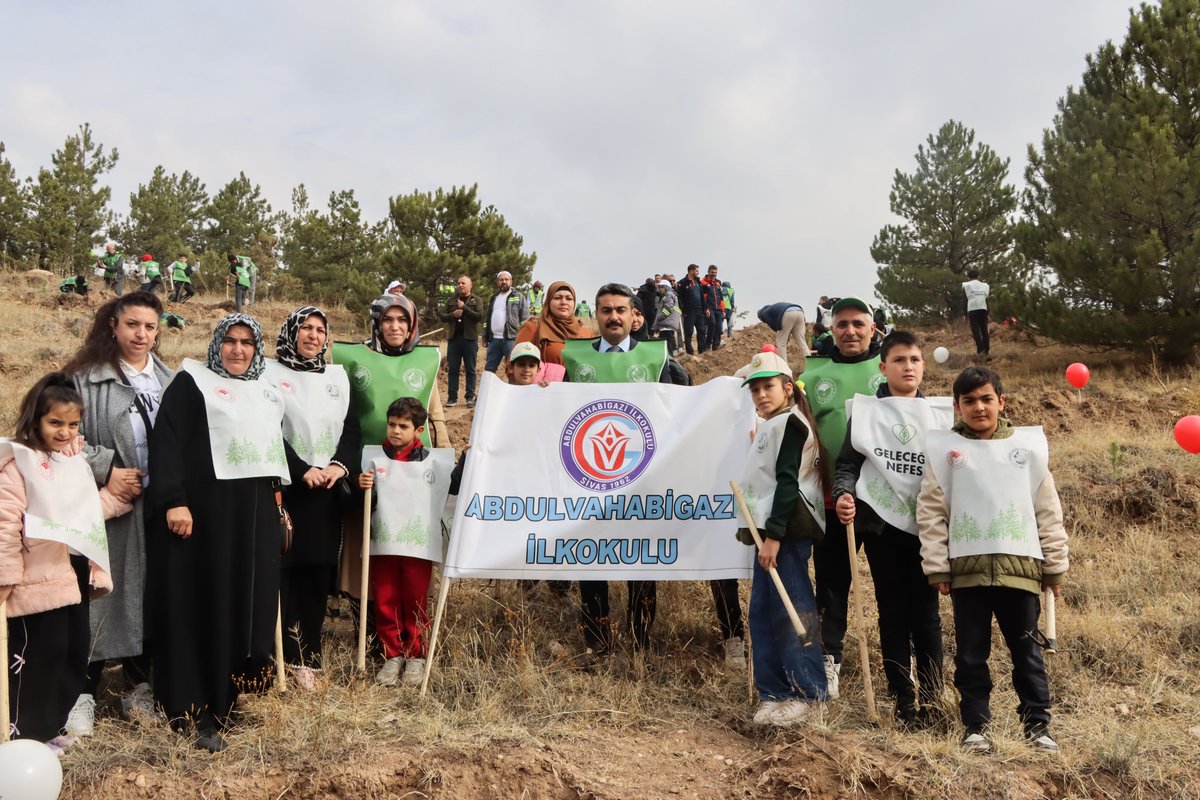 Sivas’ta Millî Ağaçlandırma Günü kapsamında 90 bin fidan toprakla buluşturuldu. 🌲🌲

meb.ai/qteYzI

<a href="/tcmeb/">Millî Eğitim Bakanlığı</a> 
<a href="/Yusuf__Tekin/">Yusuf Tekin</a> 
<a href="/valisimsek/">Yılmaz Şimşek</a> 
<a href="/erdogan_fatih66/">Fatih Erdoğan🇹🇷</a>