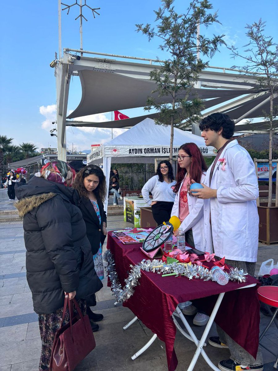 Aydın Türk Tıp Öğrencileri Topluluğuyla birlikte, Atatürk Kent Meydanında "Meme Kanseri Farkındalık Etkinliği" düzenlendi.