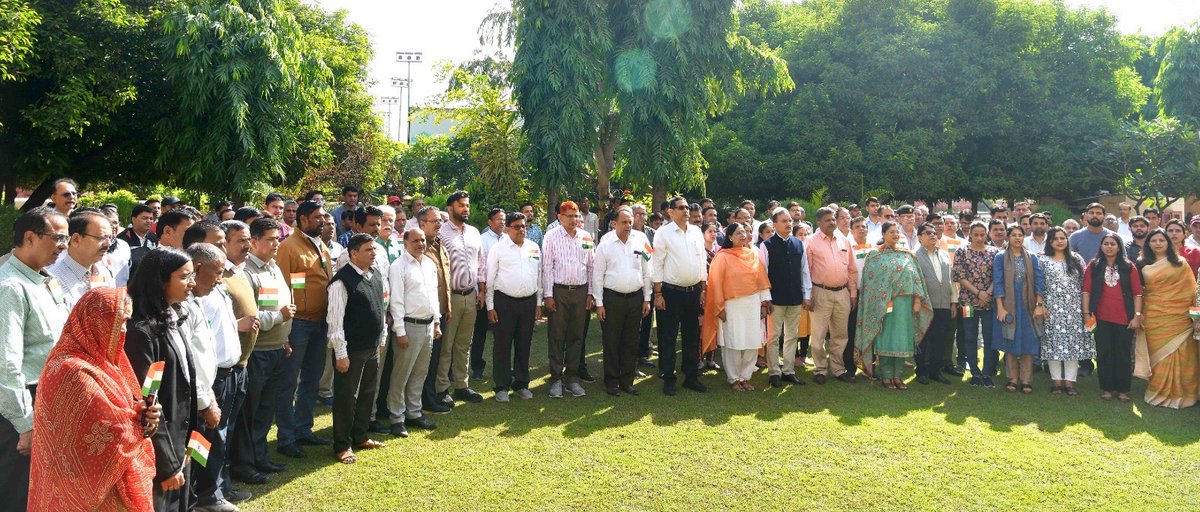 वन्देमातरम के दिव्य एवं भव्य जयघोष से गुंजायमान हुआ आवासन भवन 

‘वन्देमातरम<a href="/150/">150</a>’ एवं स्वदेशी संकल्प कार्यक्रम का हुआ आयोजन

dipr.rajasthan.gov.in/press-release-…