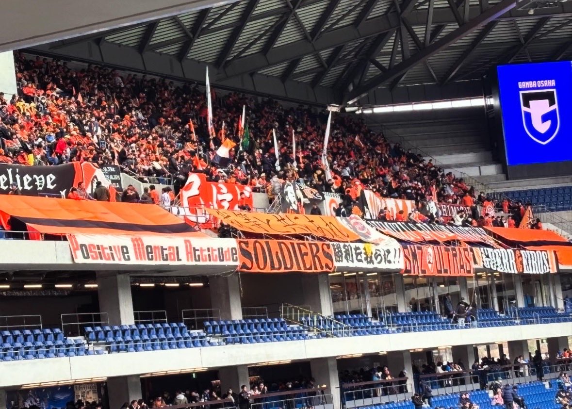 Dmms1996's tweet image. 「HOME」「AWAY」問わずゴール裏、
旗立てて臨戦体制画好きだな。

90分間振るは別話だか、
要所（イケイケな時、劣勢で鼓舞する時）はマスト。
「俺等は勝利を信じてるいるよ」と。

問わずと述べたが「日本平」こそ
「清水」を応援する者が最優先であるべき場所。
ゴール裏「旗」振って当然な場所。