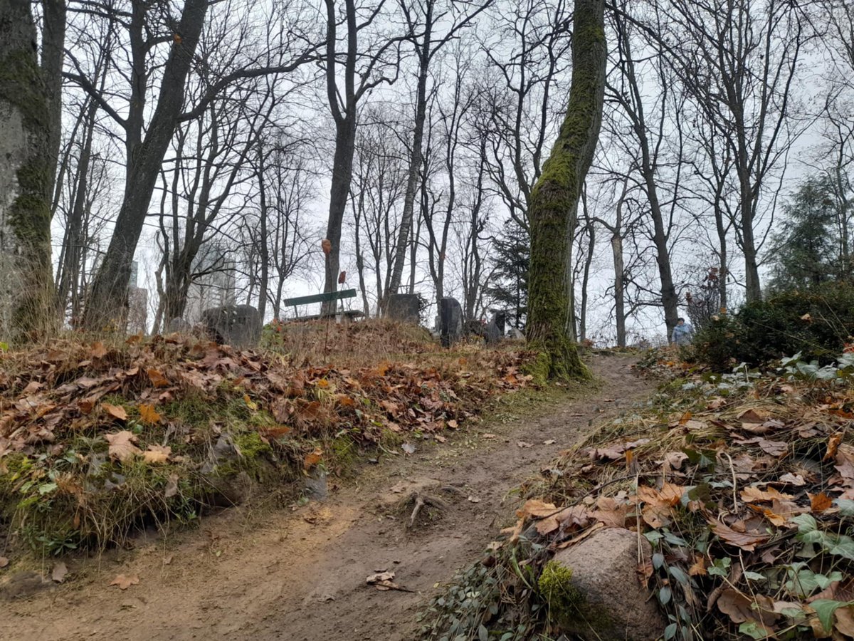 vkoralis's tweet image. PELĒKBRŪNI
Visos Latvijas kapos šobrīd pelēkbrūnas noskaņas. Šodien, Lāčplēša dienā, satikāmies Pleskodāles kapos Rīgā, zemē guldot pelnu urniņu! 🙏

#rīga #pleskodāleskapi #bēres #pārpelnošana #urna #atvadas #mācītājs