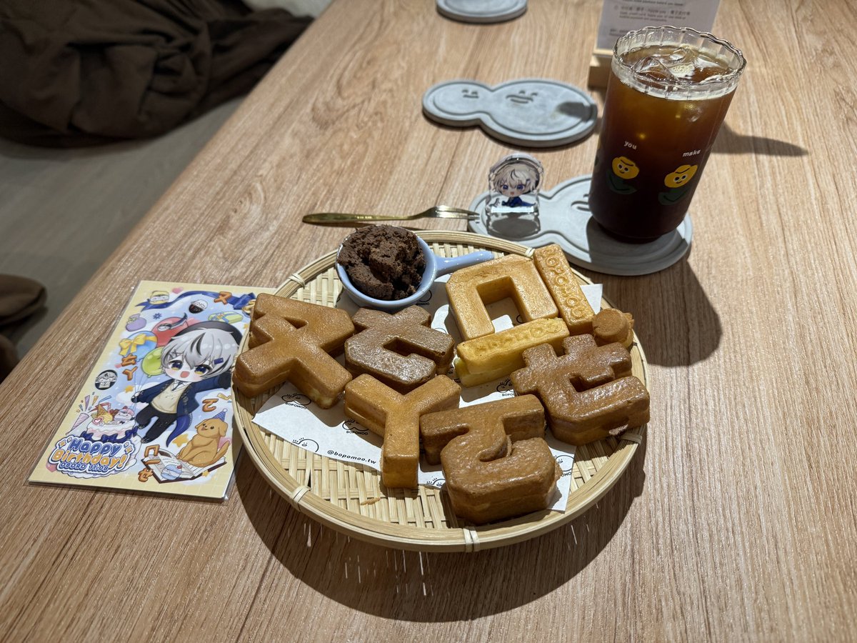 Ping_9898's tweet photo. 雖然不是第一次去咖啡廳了，不過這次不一樣，因為這次是屬於你的，所以感覺東西更加的好吃！
但是這件事情更要感謝為了這件事情努力的馬卡朧們，沒有你們我今天晚餐就不知道要吃什麼了（X），沒有你們的努力我就吃不到那麼有趣的雞蛋糕

留言續
#朧20歲歐它喔咩 https://t.co/UxmdkEW2UW