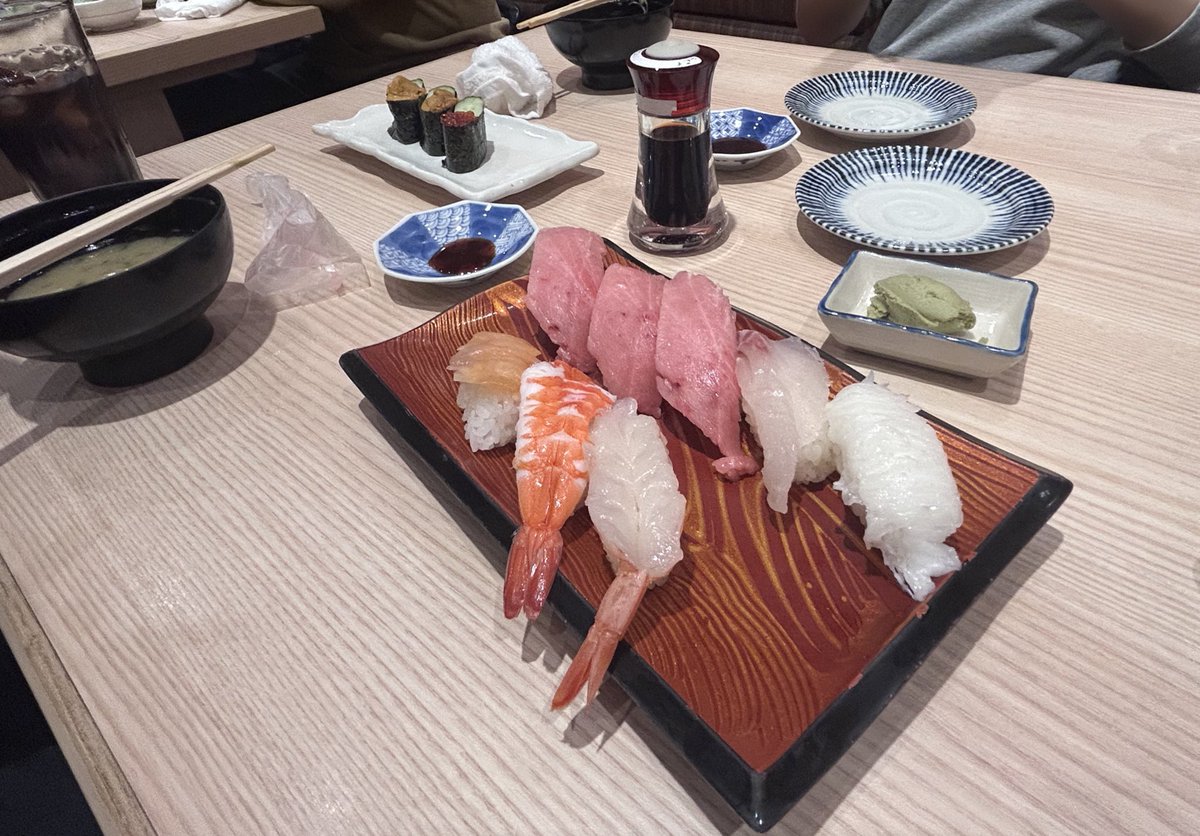 katya_gaming's tweet photo. 笠松&amp;ちゃーりーと寿司食べました。美味しかったです感謝 https://t.co/Z1X5KC9Lox
