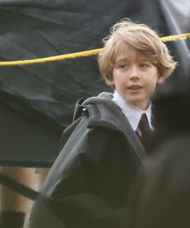 cacocardassi's tweet photo. HARRY POTTER NA AULA DE VOO!!! 

O Daily Mail publicou essas imagens da gravação da série Harry Potter, onde aparece Harry, Neville, Draco e a professora Hooch, na aula de voo, onde Neville acaba se machucando e Harry enfrenta Draco. 

OLHA OS UNIFORMES 🥹♥️ https://t.co/1qFhGbiToo