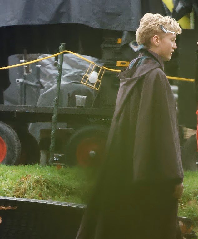 cacocardassi's tweet photo. HARRY POTTER NA AULA DE VOO!!! 

O Daily Mail publicou essas imagens da gravação da série Harry Potter, onde aparece Harry, Neville, Draco e a professora Hooch, na aula de voo, onde Neville acaba se machucando e Harry enfrenta Draco. 

OLHA OS UNIFORMES 🥹♥️ https://t.co/1qFhGbiToo