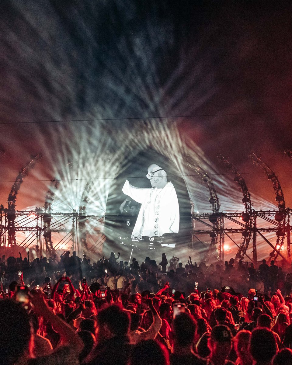 BCWeekender's tweet image. What BCW feels like…🫶🏾
thousands moving as one,
the rhythm under your feet,
the lights across the skyline,
the energy that never fades.♾️

🌅 Cape Town – the pulse returns to the city.
🎟 Tickets and tables available now – link in bio.