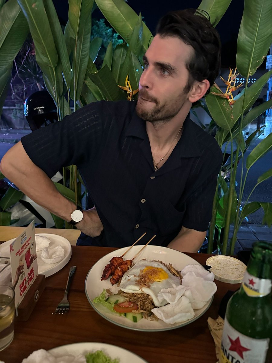 andrewcodesmith's tweet image. Day in life of a remote Software Engineer in Bali 🇮🇩 

Morning: 4 hours deep work 

Afternoon: light work at cafe with acai (world’s greatest food 🇧🇷)

Sunset: observe this small creature in amongst the sunset tourist beach photo shoots

Evening : nasi goreng