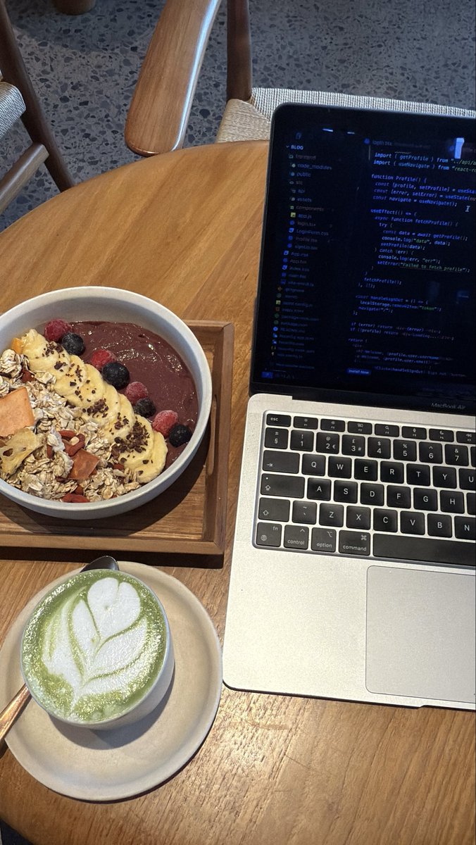 andrewcodesmith's tweet image. Day in life of a remote Software Engineer in Bali 🇮🇩 

Morning: 4 hours deep work 

Afternoon: light work at cafe with acai (world’s greatest food 🇧🇷)

Sunset: observe this small creature in amongst the sunset tourist beach photo shoots

Evening : nasi goreng