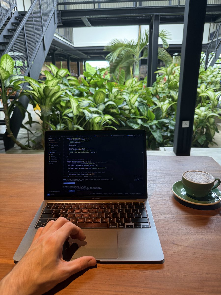 andrewcodesmith's tweet image. Day in life of a remote Software Engineer in Bali 🇮🇩 

Morning: 4 hours deep work 

Afternoon: light work at cafe with acai (world’s greatest food 🇧🇷)

Sunset: observe this small creature in amongst the sunset tourist beach photo shoots

Evening : nasi goreng
